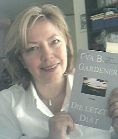 Eva B. Gardener mit einem ihrer Romantikthriller, Freising