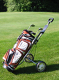 Golfbag auf einfachen Klapp-Trolley geschnallt