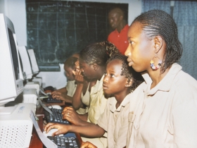 Entwicklungshilfe - Schulbildung für Mädchen in Guinea (© GTZ / Ina Zeuch)