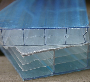 Stegplatten aus Kunststoff gibt es aus verschiedenen Materialien, mit unterschiedlicher Kammerngre und Anzahl von isolierenden Luftschichten.