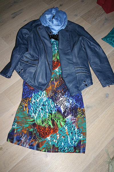 Rocker-Chic-mit-blauem-Kleid