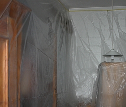Vor dem Streichen der Decke müssen Wände und alles, was rumsteht oder an den Wänden hängt, abgedeckt werden
