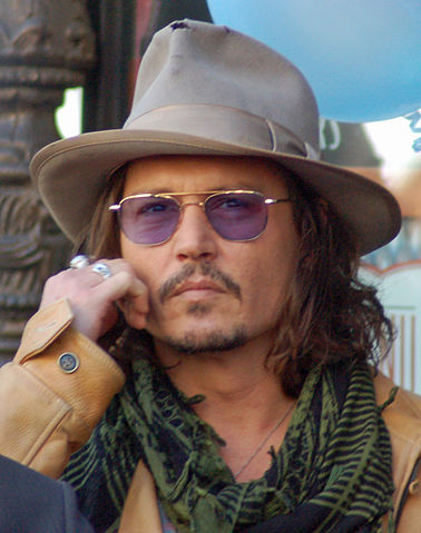 Johnny Depp im April 2011 bei einer Feierlichkeit auf dem Hollywood Walk of Fame, als Penélope Cruz dort ihren Stern bekam (Bild: Angela George, CC BY-SA 3.0, via Wikimedia Commons)