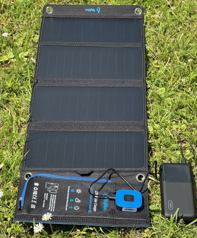 Getestet: tragbares Big Blue 28 Watt Solar-Ladegerät in Kombination mit einer INIU Power Bank mit 65 Watt